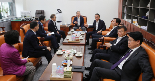 3일 법제사법위원회 전체회의를 앞두고 여상규 법사원장과 한국당, 바른미래당 법사위원들이 송기헌 민주당 간사(왼쪽 네번째)와 청문회 일정을 논의하고 있다.  연합뉴스